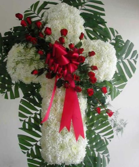 Cross of white Crysanthemum