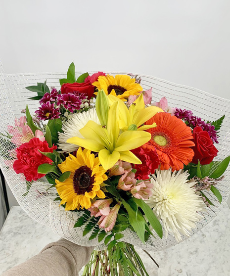 Designers choice hand tied bouquet ( no vase)